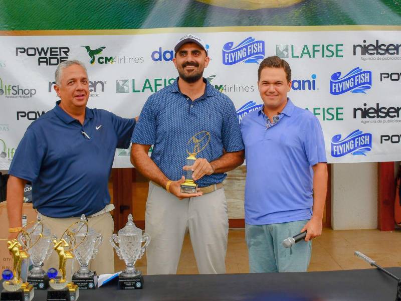 Nadim Larach recibe el premio por el primer lugar Neto en la Categoría C. El Medal lo obtuvo José María Castillo.