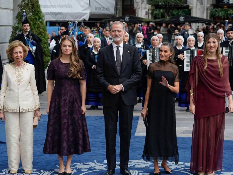 La reina Sofía, la princesa Leonor, El rey Felipe, la reina Letizia y la infanta Sofía durante la ceremonia de entrega de los Premios Princesa de Asturias, este viernes en el Teatro Campoamor de Oviedo.