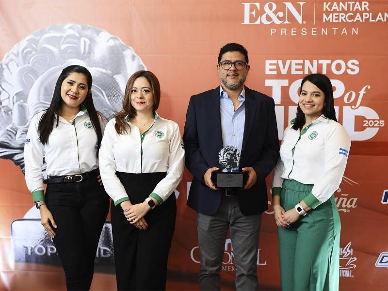El equipo de ejecutivos de Cementos del Norte S.A., durante la ceremonia de entrega de el Top of Mind.
