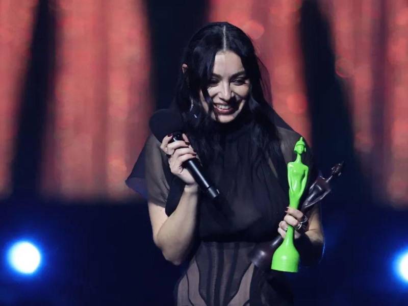 La cantante británica Charli XCX presentará en la Berlinale 'The Moment', de Aidan Zamiri, un falso documental sobre los altibajos del éxito.