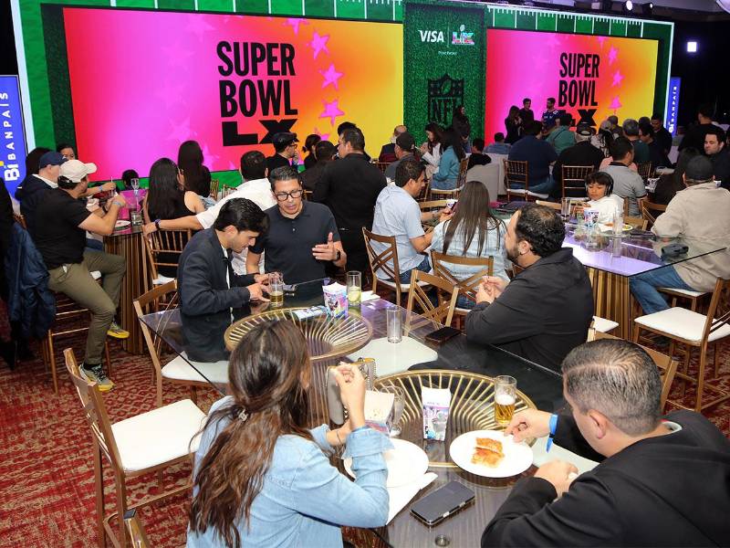 Los asistentes disfrutaron del show, bocadillos y bebidas, en un ambiente de entretenimiento y camaradería durante la Watching Party del Super Bowl LX.