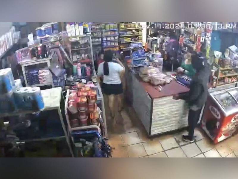 Una cámara de seguridad captó un asalto suscitado en un mercadito de la colonia Perfecto Vásquez, en San Pedro Sula, el 11 de noviembre a las 3 de la tarde. Así cometió el violento asalto el delincuente.