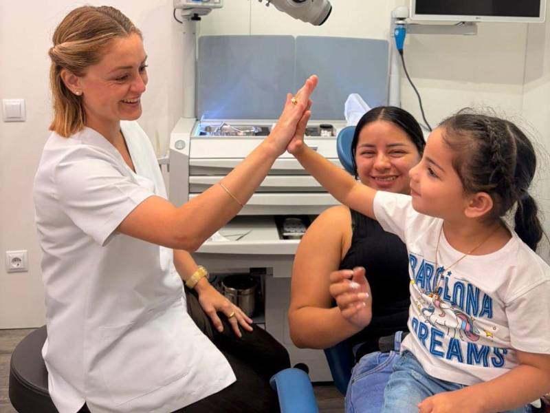 Personal de salud del hospital en España realiza evaluaciones médicas a Mía Isabella.