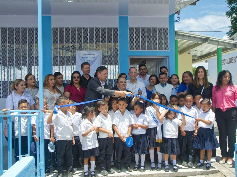 Corte de la cinta de inauguración del centro Edilberto Salinas Eguigure.
