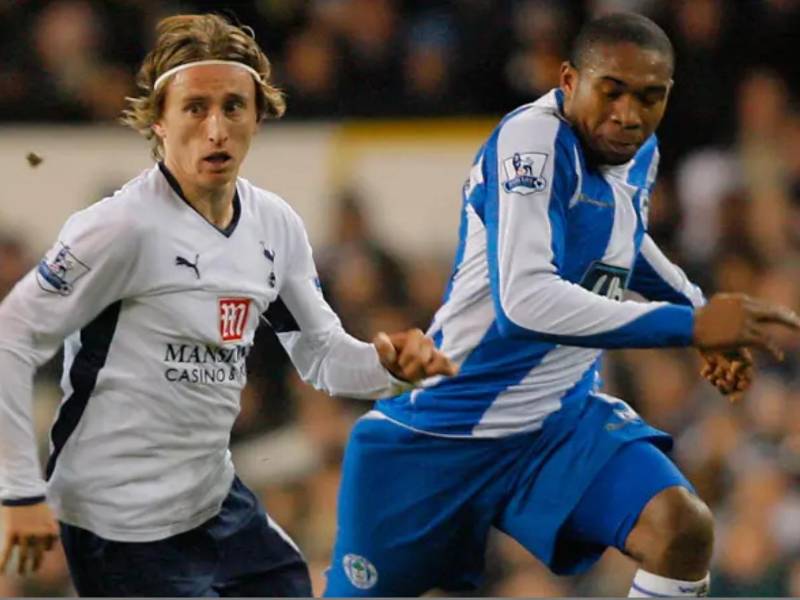 Wilson Placios cuando jugaba en el Wigan enfrenta a Luka Modric, que para esas fechas militaba en el Tottenham. Tiempo después fueron compañeros en el club de Londres, pero el croata dio el salto al Real Madrid en donde ahora es leyenda.