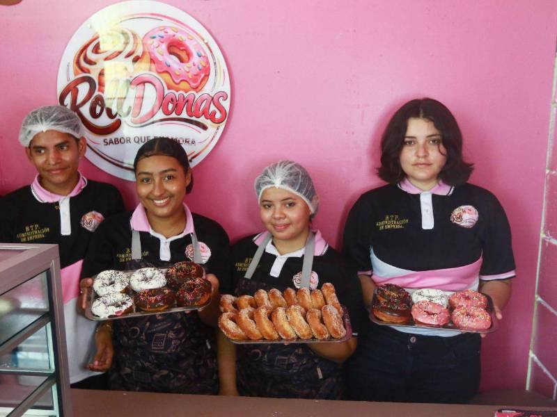 Con preparación artesanal y producción diaria, las donas, mini donas y roles de canela se han convertido en los productos favoritos de quienes visitan la feria emprendedora del INTAE.