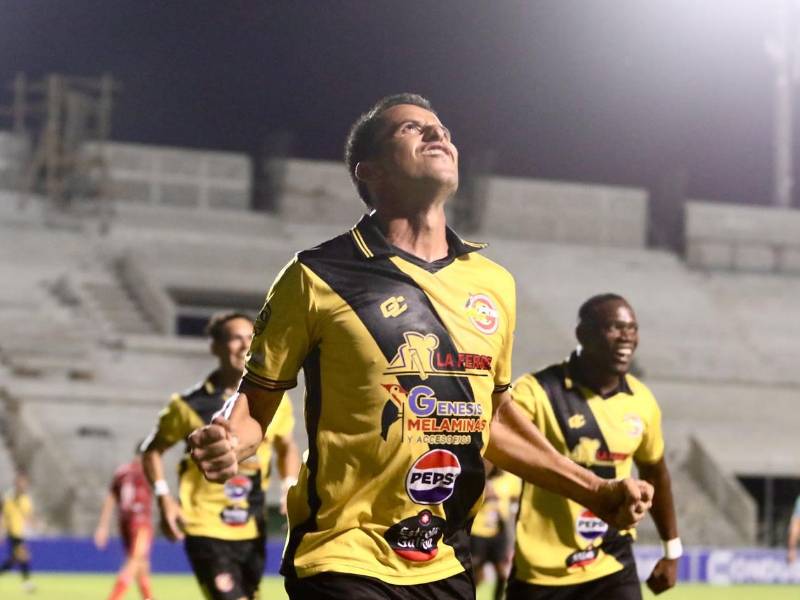 Oliver Morazán celebrando su gol que puso en ventaja al Génesis ante Real España.