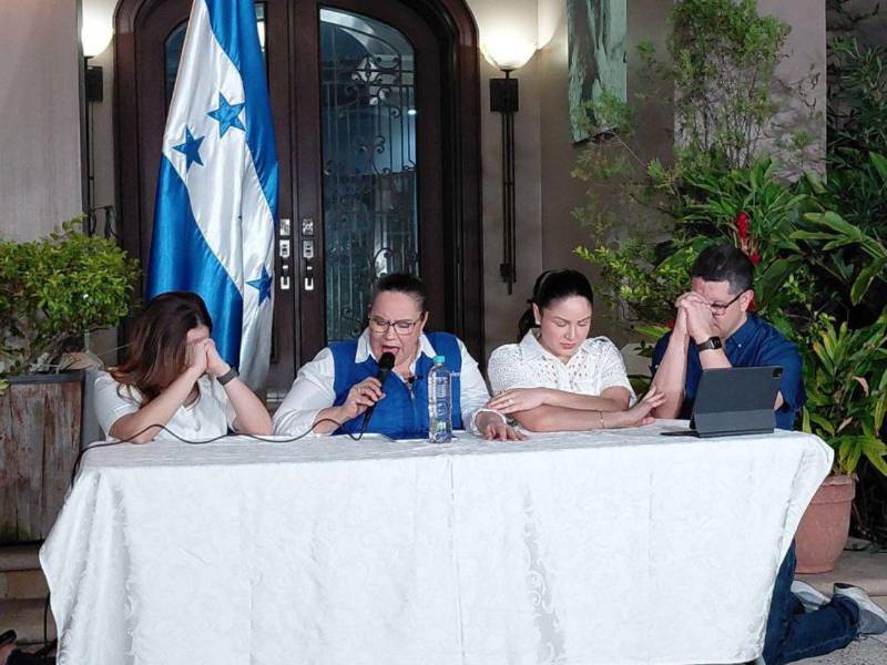 De rodillas oraron Ana García de Hernández junto a sus tres hijos.