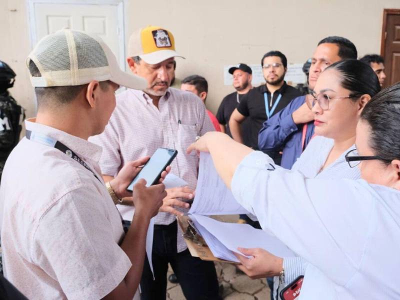 El doctor Nelson Sánchez, director del Hospital San Felipe y el abogado Cristian Zamora, encargado de la comisión.