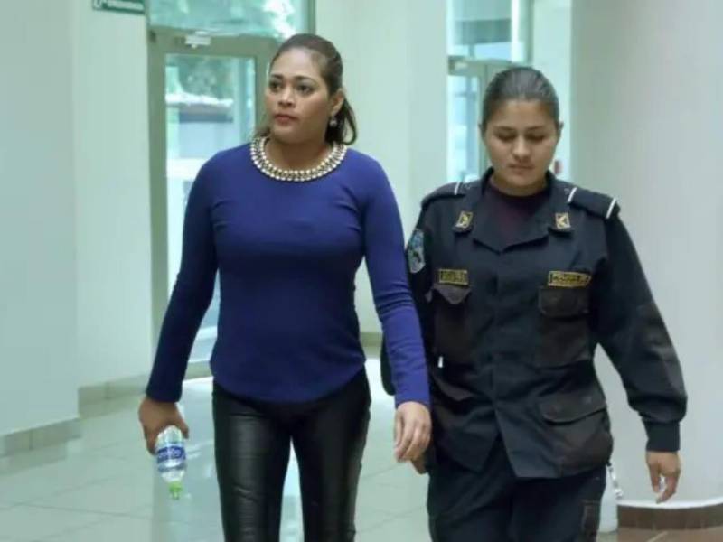 La exjueza Wendy Caballero en una de sus audiencias anteriores acompañada de una custodia policial.