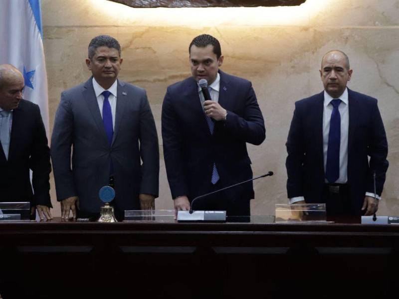 Tomas Zambrano tras ser juramentado como presidente de la Junta Directiva Provisional del Congreso Nacional.