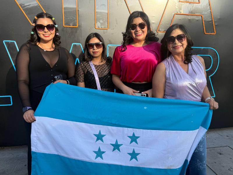 Hondureños durante la entrada al concierto de Shakira en El Salvador.