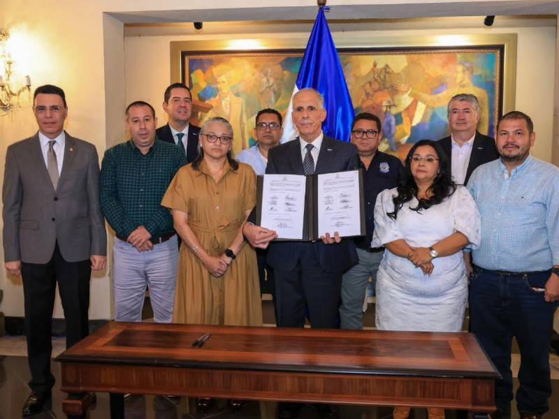 Presidente Nasry Asfura junto a los representantes de la Federación de Organizaciones Magisteriales de Honduras (FOMH).