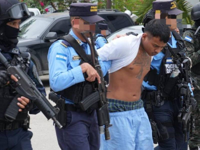 Momentos de la captura de alias “Little Soldier”, supuesto miembro de la Pandilla 18, en Chamelecón.