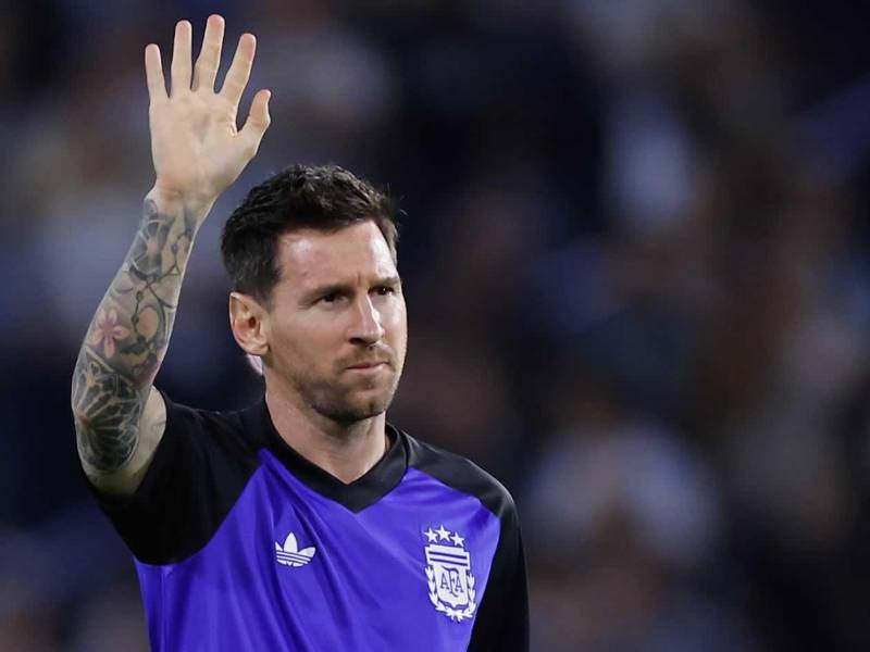 Lionel Messi saludando al público argentino en La Bombonera.