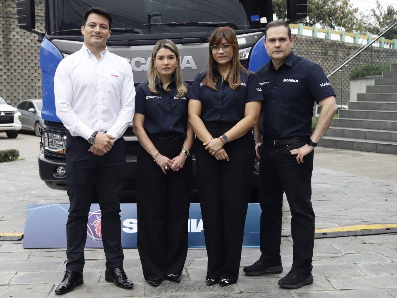 Los representantes de Scania, Scandinavia Motors y Grupo Flores: John Montoya, Andrea Pineda, Wendy Martínez y Allan Flores.