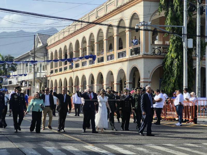 Autoridades civiles y representantes de las fuerzas de seguridad participaron en el recorrido de los desfiles patrios por las calles de La Ceiba.