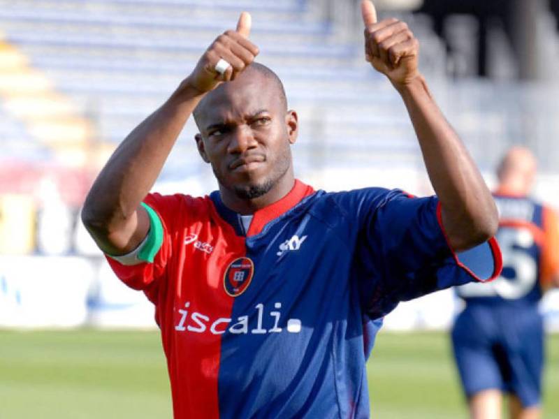 David Suazo es ídolo en la isla Cerdeña. Es uno de los mejores jugadores de la historia del Cagliari de Italia.