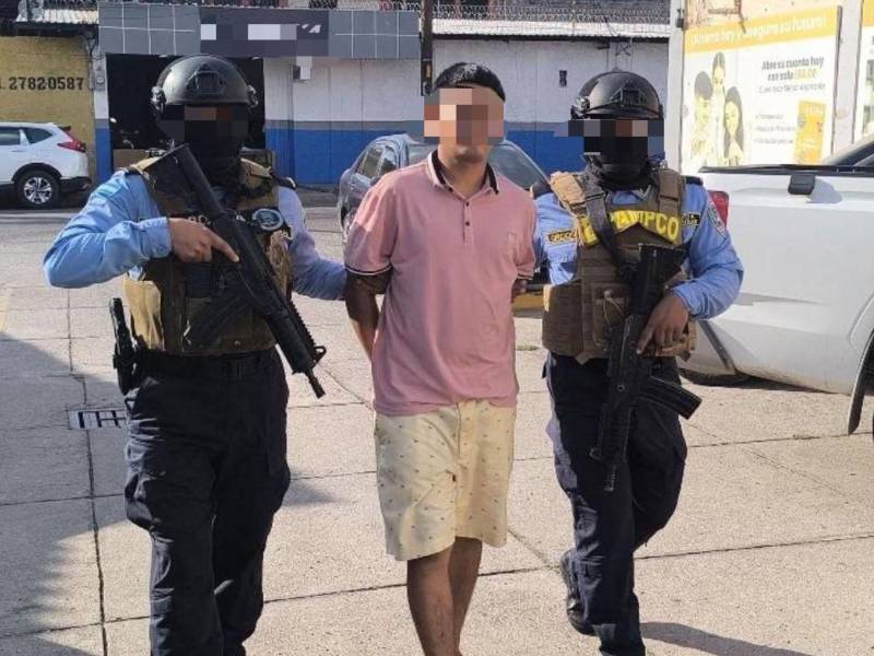 El Chele siendo presentado y custodiado por agentes policiales tras realizarse su captura.
