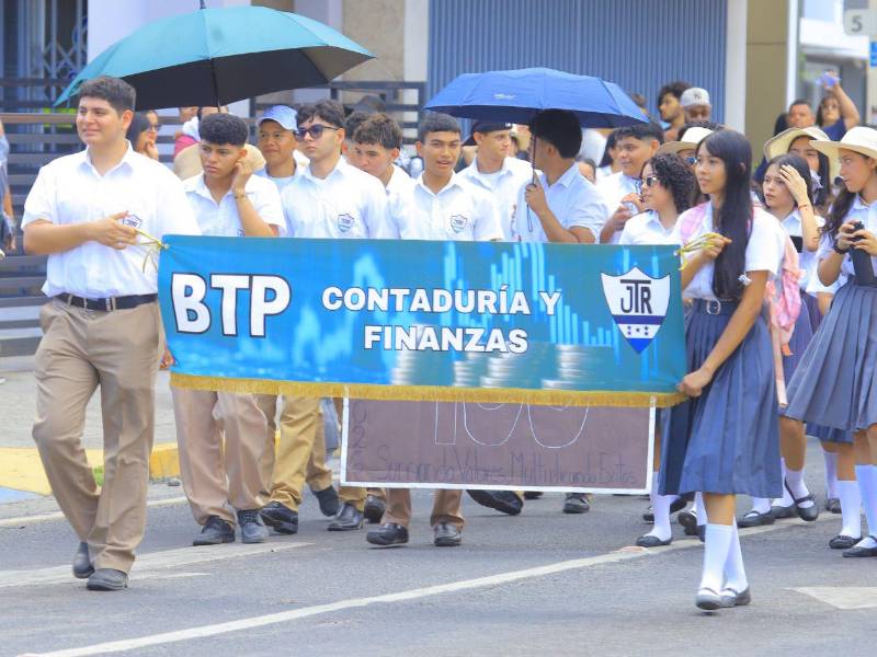 Estudiantes del instituto José Trinidad Reyes durante el desfile de generaciones en San Pedro Sula.