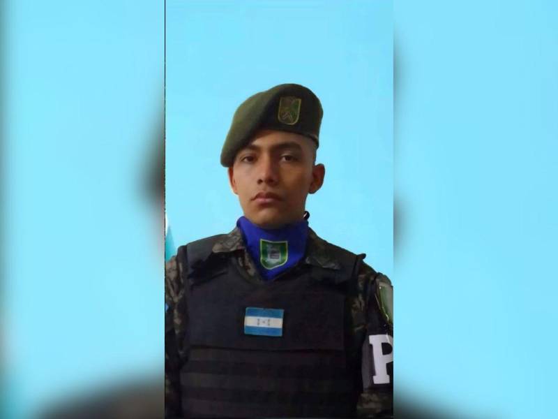Fotografía en vida de Edgar Ronaldo López Castellanos, policía militar que murió en uno de los enfrentamientos.