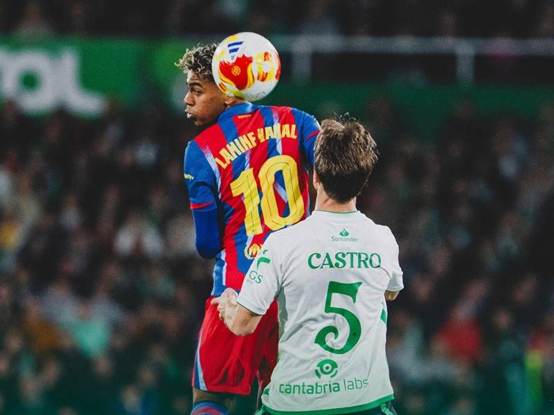 Lamine Yamal disputando el balón contra Castro del Racing de Santander.