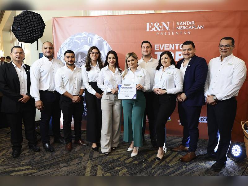 El equipo UTH celebra junto a Emma Mejía de Valladares este logro que refleja años de trabajo estratégico y conexión con los hondureños.