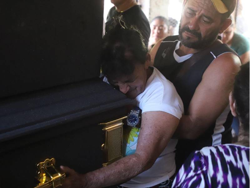 Familiares lloran a los hermanos José Antonio Leiva Perdomo y José Ángel Leiva Perdomo.