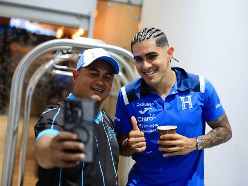 El futbolista de la Selección de Honduras se dio tiempo para compartir con los hinchas catrachos.