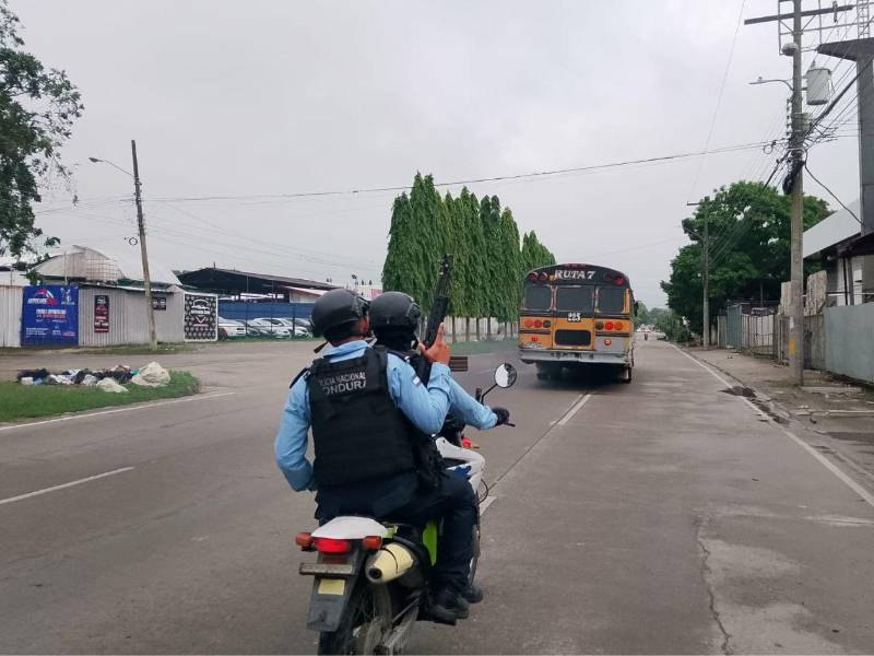 Los agentes realizan patrullajes en motocicleta en puntos estratégicos, paradas y terminales de buses de San Pedro Sula.