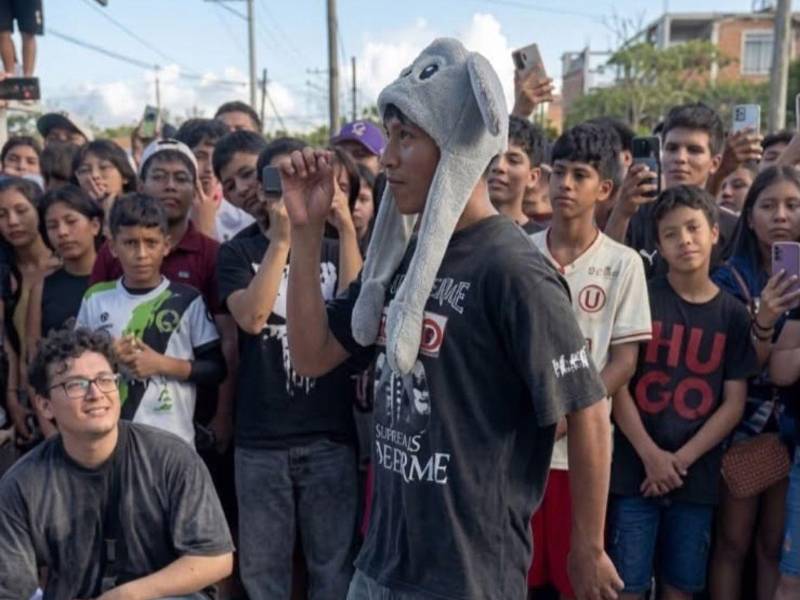 <i>Carlos “Sin Cuello”, de 16 años de edad, durante una batalla de farmear aura en Pucallpa, Perú, donde logró llegar a semifinales. </i>