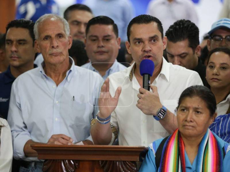 Zambrano discursa en un acto oficial del Partido Nacional junto a Nasry Asfura, electo presidente del país.