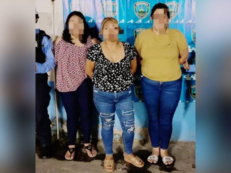 Las detenidas son tres mujeres, a quienes se les decomisó seis pulseras bañadas en oro y dinero en efectivo.
