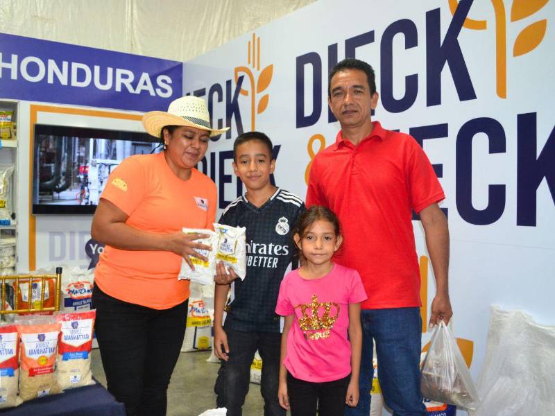 Las promociones son aprovechadas por las familias que visitan el stand de Dieck &amp; Dieck en el Agas.