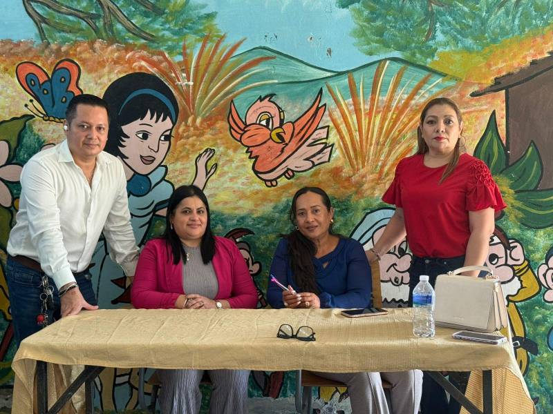 Directora municipal, Suyapa Coto Enamorado junto a su equipo recorrieron el centro educativo César López Pérez.