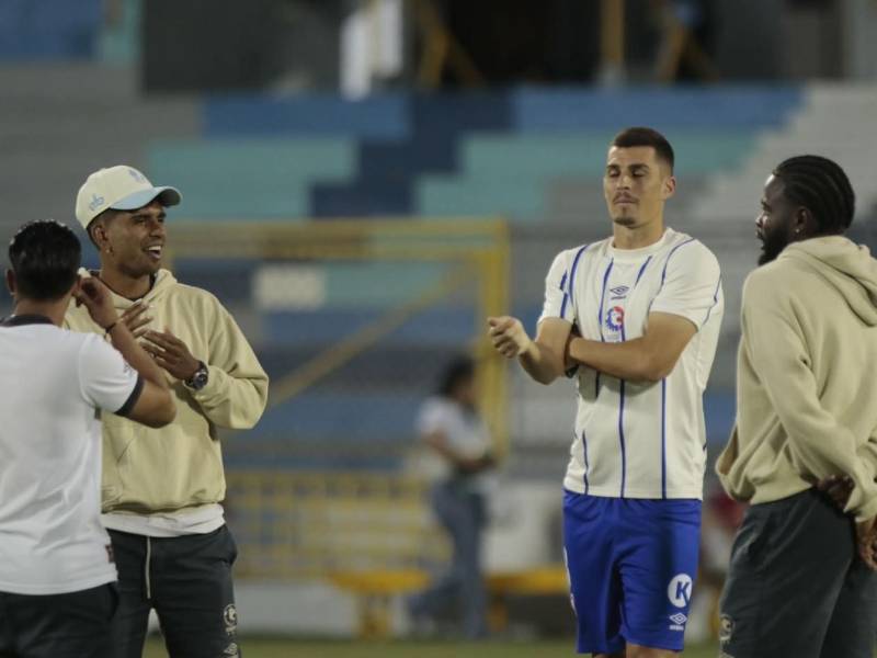 Jugadores del Olimpia al momento de llegar al estadio Morazán.