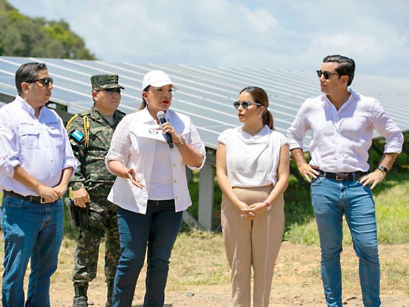 La presidenta Xiomara Castro junto a sus funcionarios.