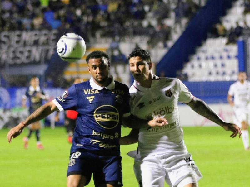 Rodrigo de Olivera la tuvo complicado con la defensa del Alajuelense.