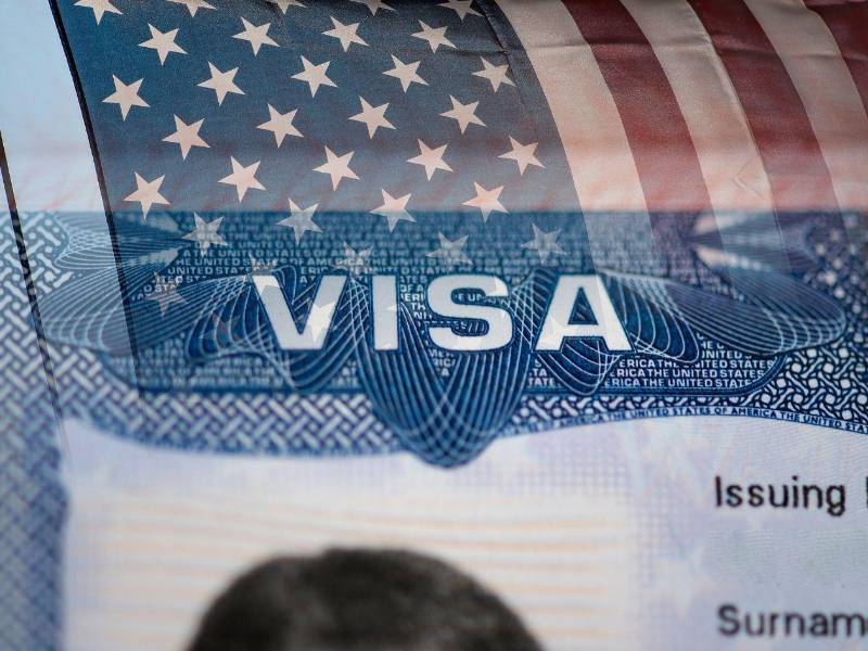 Las visas H-1B podrían enfrentar una nueva tarifa de más de 100.000 dólares bajo una propuesta del Gobierno de Donald Trump.