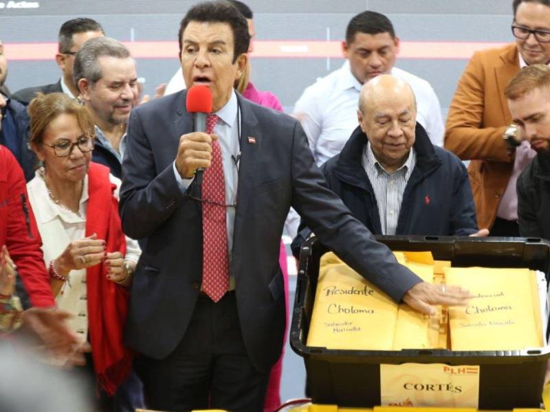 Salvador Nasralla presentó las copias de las actas que, según él, lo acreditan como ganador de las elecciones.