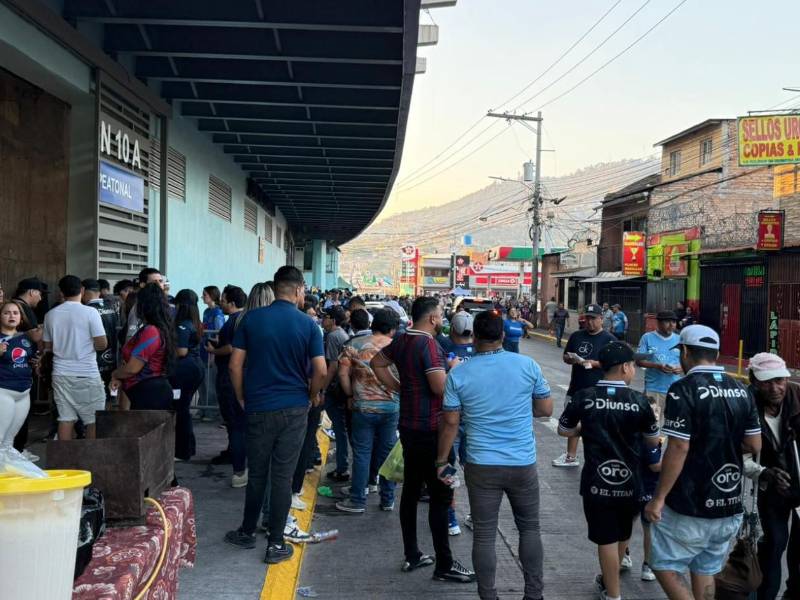 Largas filas en las afueras del estadio Nacional por parte de seguidores del Motagua.
