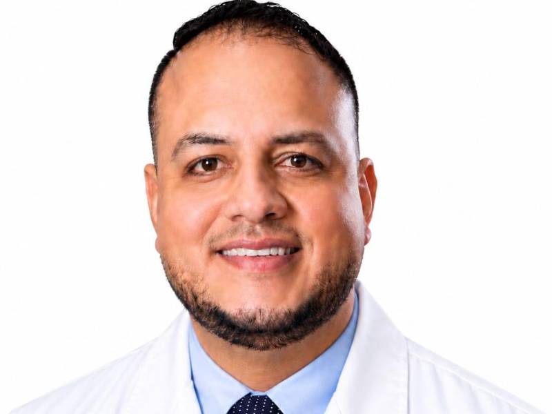 El doctor Javier Alberto Girón, especialista en Medicina Interna y Endocrinología, advierte que suspender los tratamientos para la diabetes y la hipertensión aumenta el riesgo de complicaciones graves.