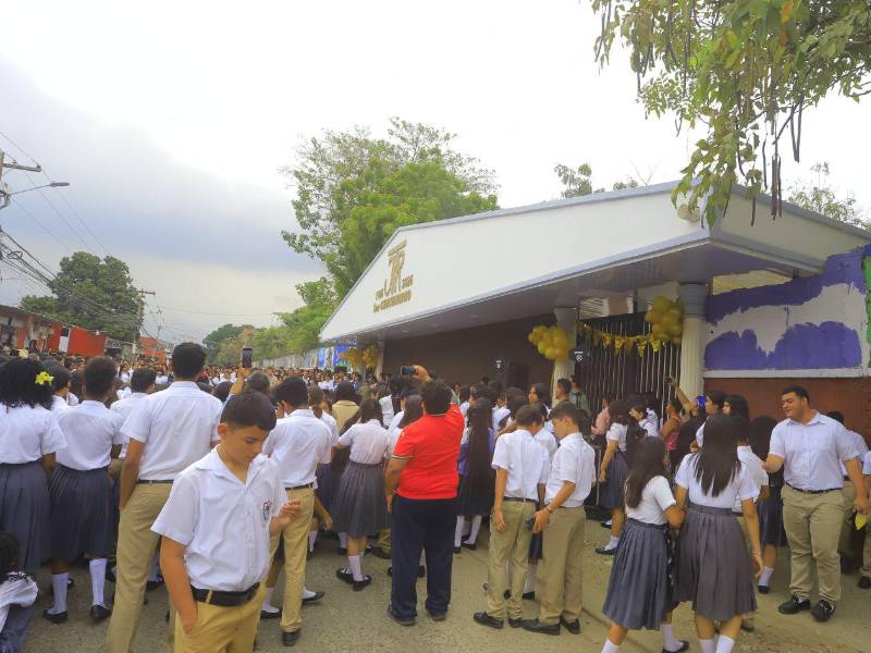 Estudiantes del JTR durante la inauguración de la fachada conmemorativa del centenario.
