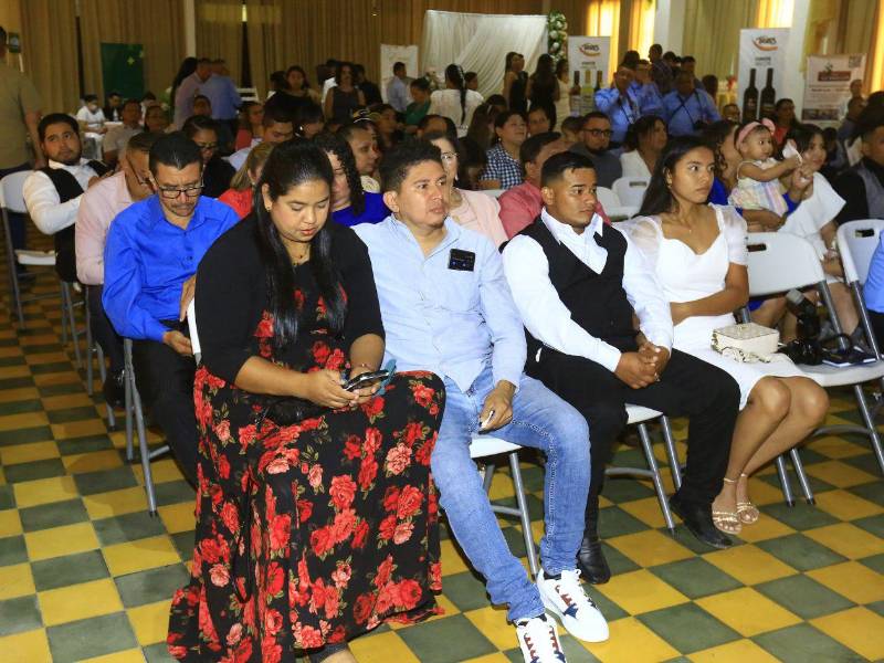 Más de 40 parejas de diferentes sectores de la ciudad industrial iniciaron formalmente una nueva etapa en sus vidas al contraer matrimonio civil.