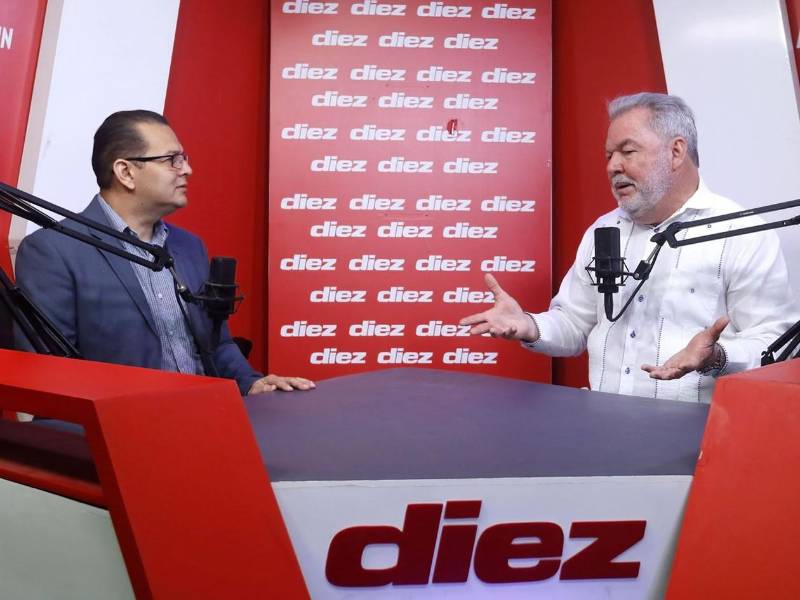 Roberto Contreras en la entrevista con el periodista Arturo Nolasco.