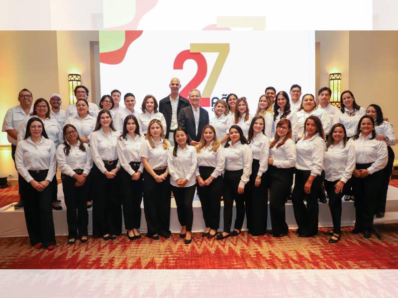 Fredy Nasser, presidente de Fundación Terra, y Juan P. Dabdoub, profesor asociado de la Universidad Villanueva en Madrid y co-Director de la organización Become de España, junto al equipo de Fundación Terra.