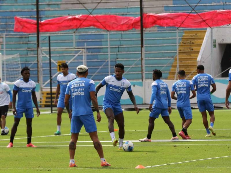 La selección de Honduras entrenó la mañana de este martes en el estadio Nacional antes de partir rumbo a Nicaragua.