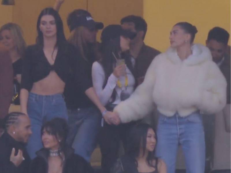 Hailey Bieber fue captada tomando de la mano a su amiga Kendall Jenner durante toda la actuación de Bad Bunny, gesto que fue interpretado como señal de apoyo.