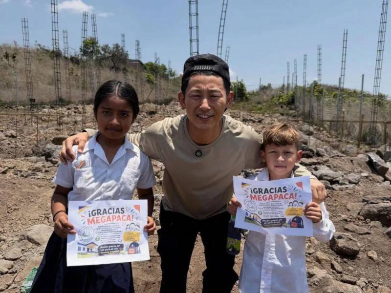 El filántropo japonés Shin Fujiyama inició la construcción de una nueva escuela en la colonia Cerro Grande, zona 5.