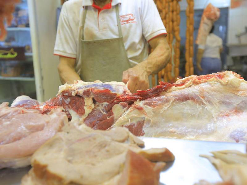 La carne de res se ofrece en diferentes categorías, desde cortes económicos hasta opciones especiales y premium. Los de mayor calidad tienen un precio superior a los L100 por libra.